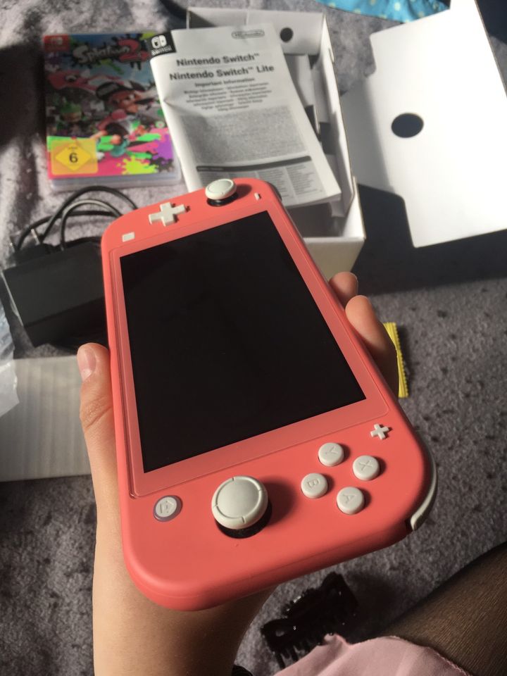 Nintendo switch lite coral Koralle Wie neu top Zustand in Döbeln