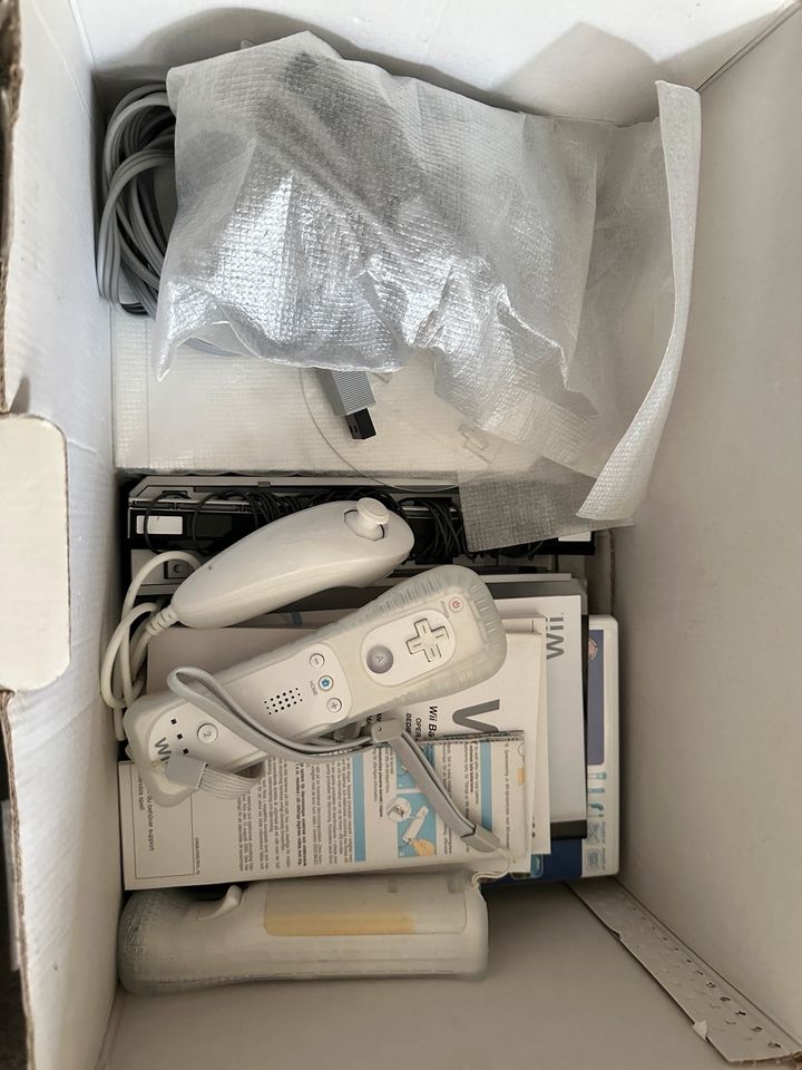 Wii Konsole mit Zubehör in Weiß in Hamburg