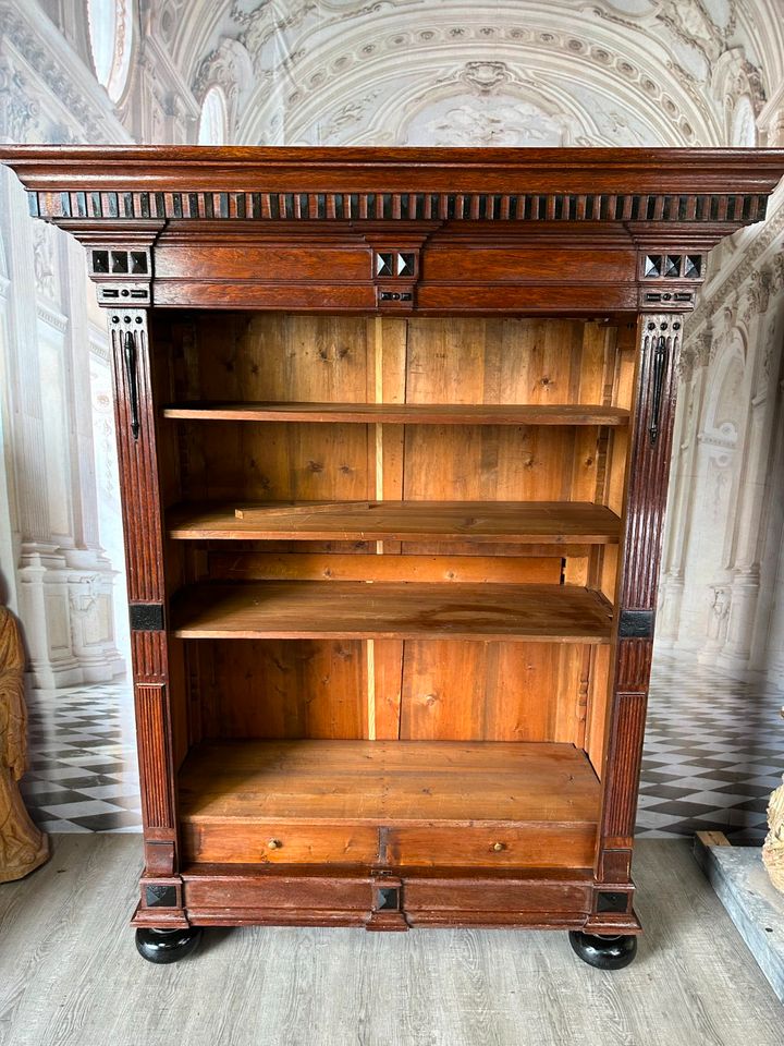 ANTIKER SCHRANK BÜCHERSCHRANK UM 1880 EICHE EBONISIERUNG  WILHELM III - Versand möglich 99 Euro - Wir sind für Sie da lokal in 86830 Schwabmünchen oder online ARTHOME24 in Schwabmünchen