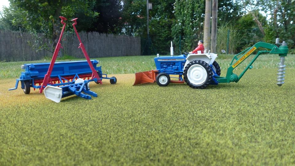 Britains Siku 1:32 Ford 5000 Sä Maschine Erdbohrer Scraper in Baiersdorf