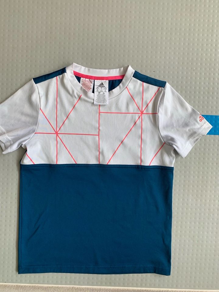 Adidas Tennisshirt Sportshirt Gr. 140 in München