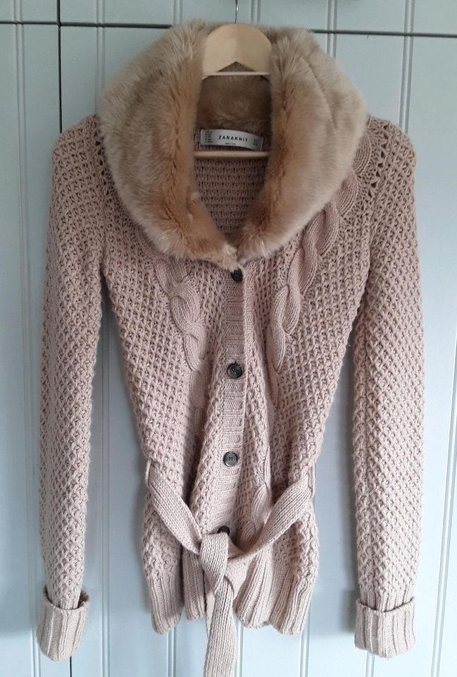 Strickjacke mit Fellkragen, Zara Knit, Gr. M, passt aber S in Dänischenhagen