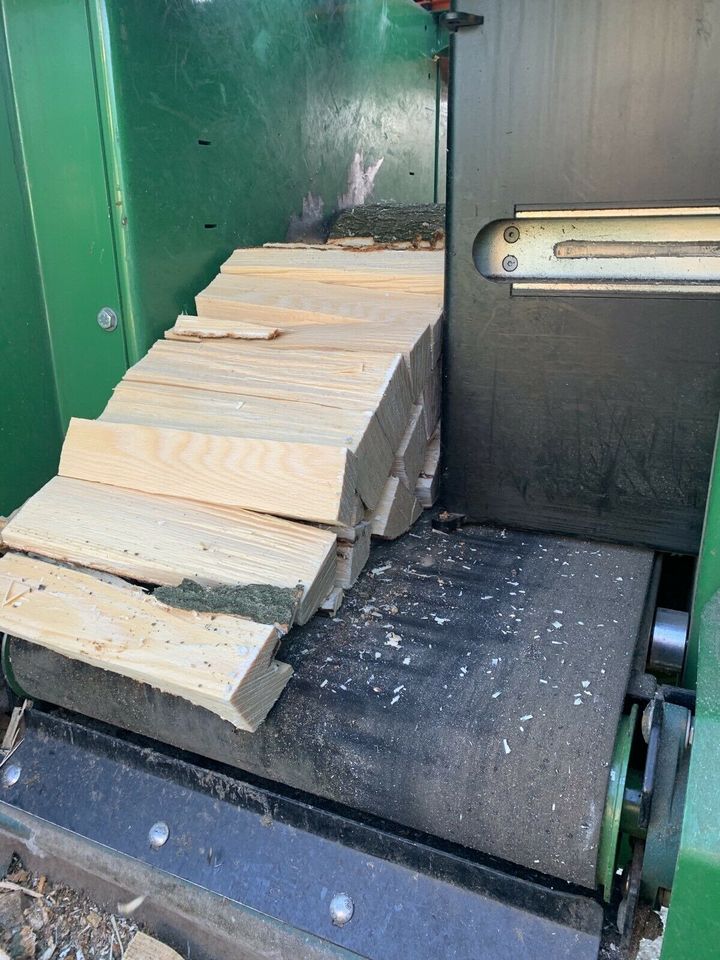 Lohnspalten Holzspalten Brennholz Sägespaltautomat in Wendisch Evern