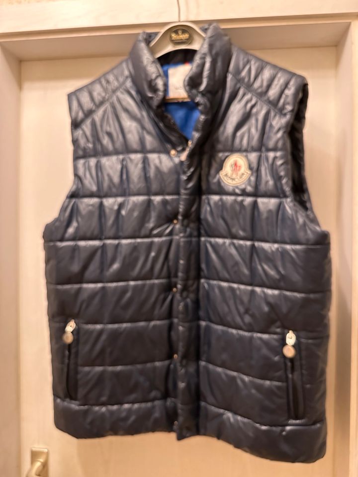 Herreweste Moncler dunkelblau Größe L in Berlin