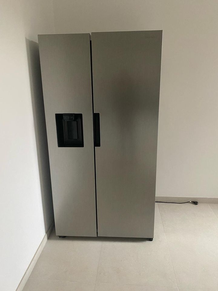 Samsung Side-by-Side Kühlschrank RS8000 RS6JA8511S9 Wassertank in Leipzig