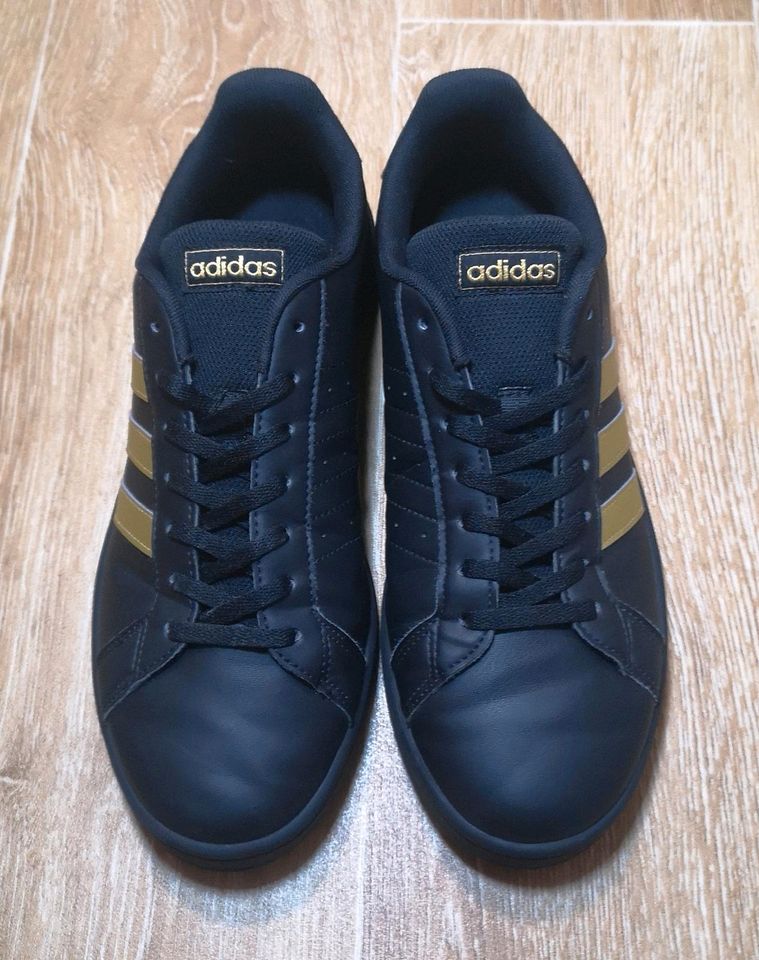 Adidas 41 1/3 UK 7 1/2 schwarz-gold in Bernburg (Saale)