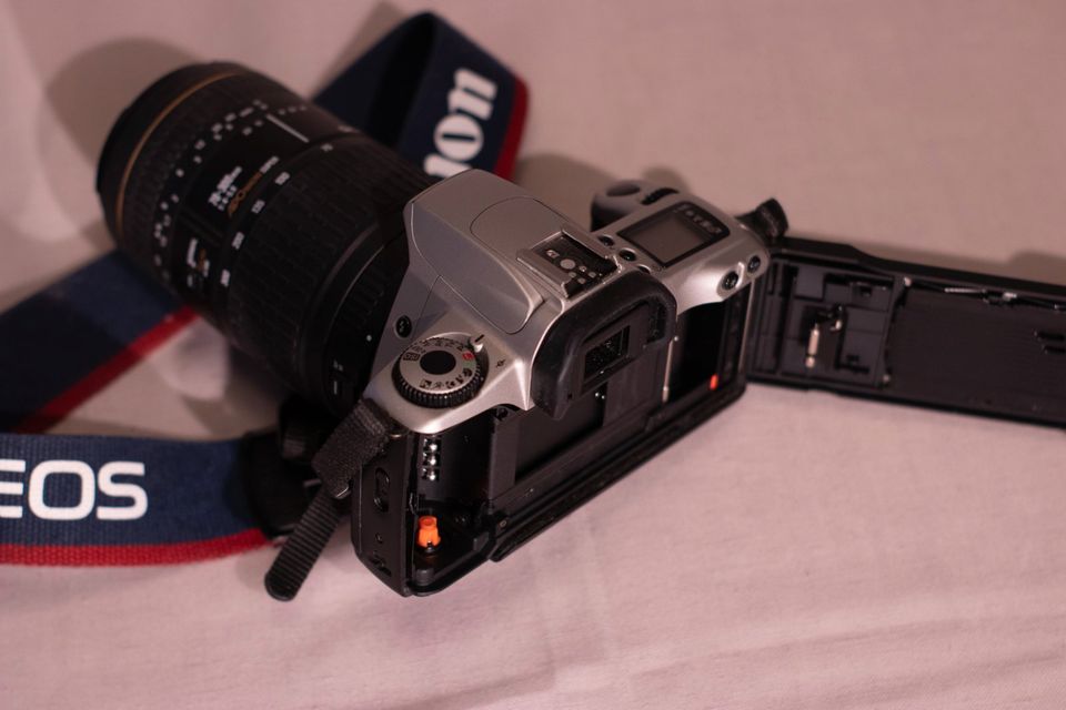 Canon EOS 300 mit Sigma 70-300mm 4-5.6 - Analoge Kamera in Hamburg
