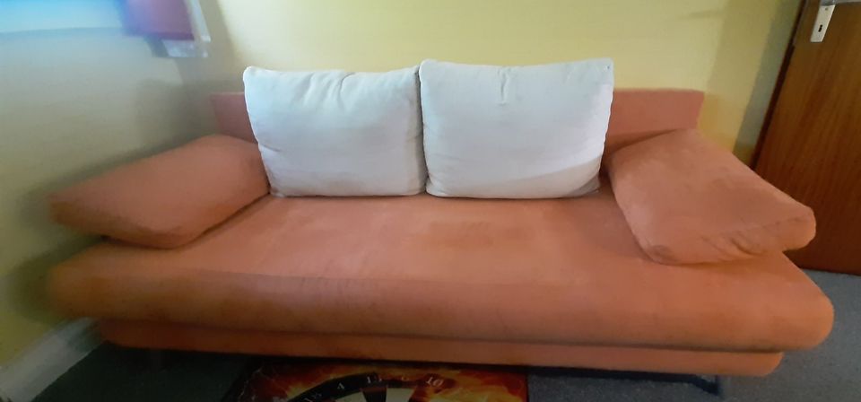 Kaum benutztes Sofa/Schlafsofa mit Bettkasten in Isernhagen