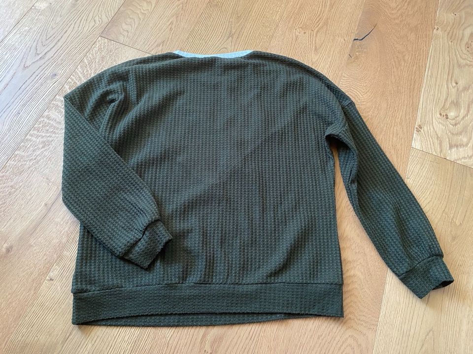 Süßer leichter Pulli mit Spitze Größe M in Geesthacht