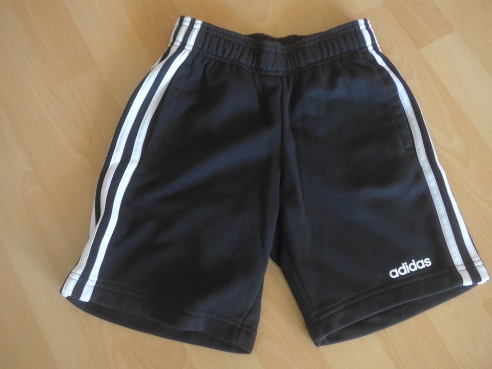 NEUE Adidas Sweat Shorts kurze Sporthose 134/140 in München