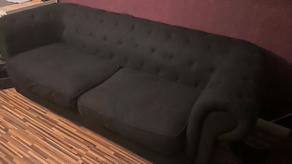 Sofa schwarz im Chesterfieldlook in Wrist