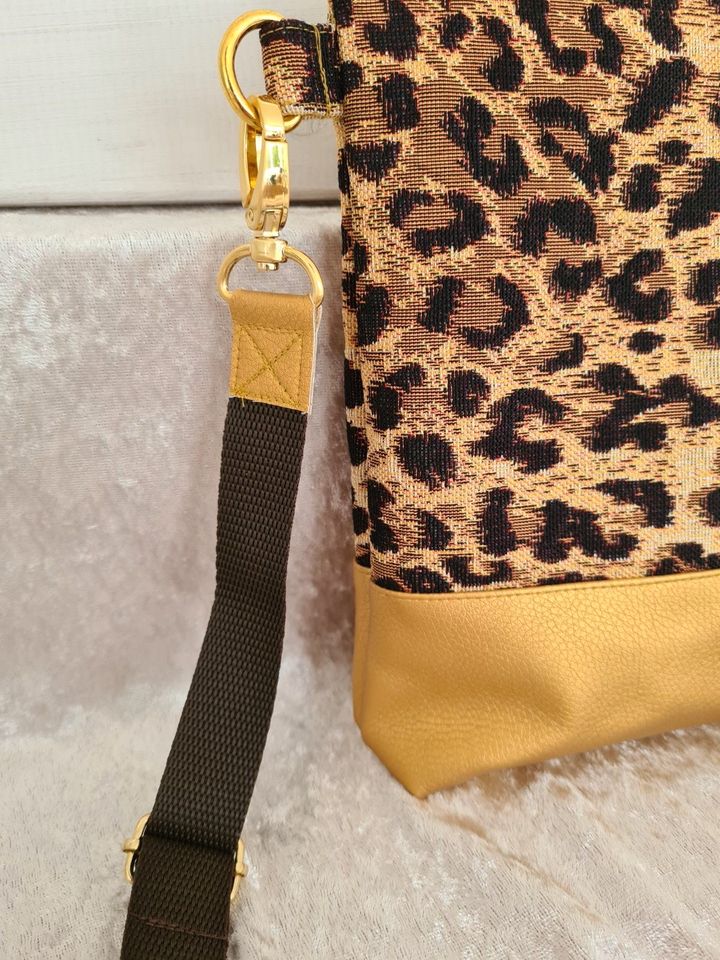 Umhängetasche „Steffi“ Leopard / Gurtbandtasche / Schultertasche in Hamburg