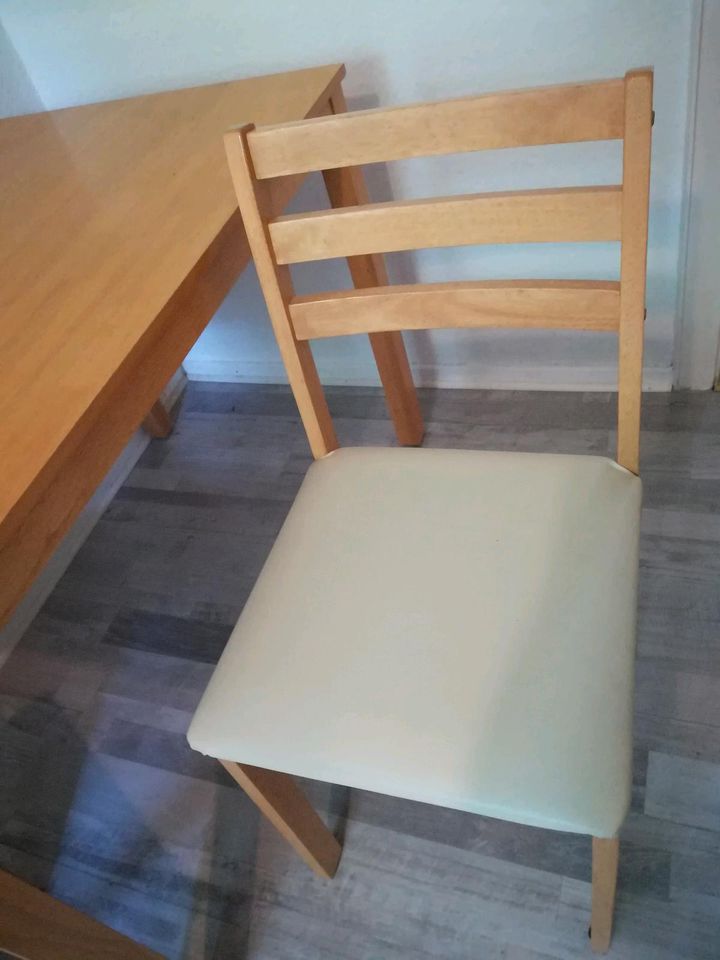 Esstisch 1,10 x 0,70 x 0,74 und zwei gepolsterte Stühle in Würselen