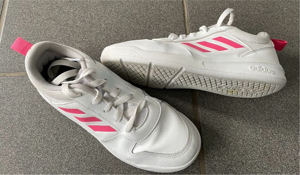 Adidas Turnschuhe / Sneaker Mädchen Größe 35 in Nastätten