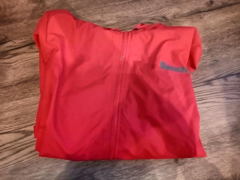 Bench Windjacke M (38) abnehmbare Kapuze Regenjacke rot Jacke in Bayreuth