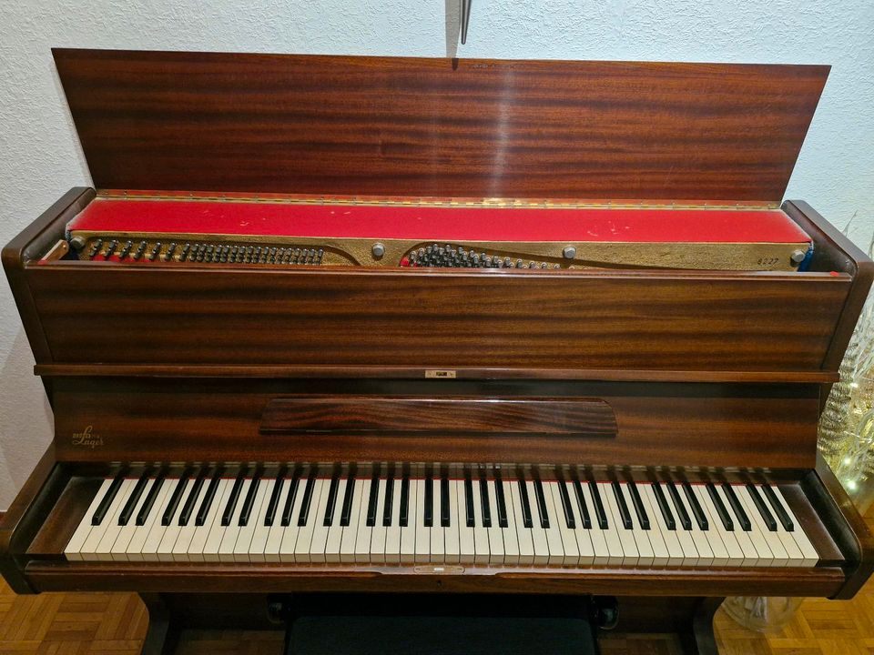 Klavier inkl. Hocker in Adendorf