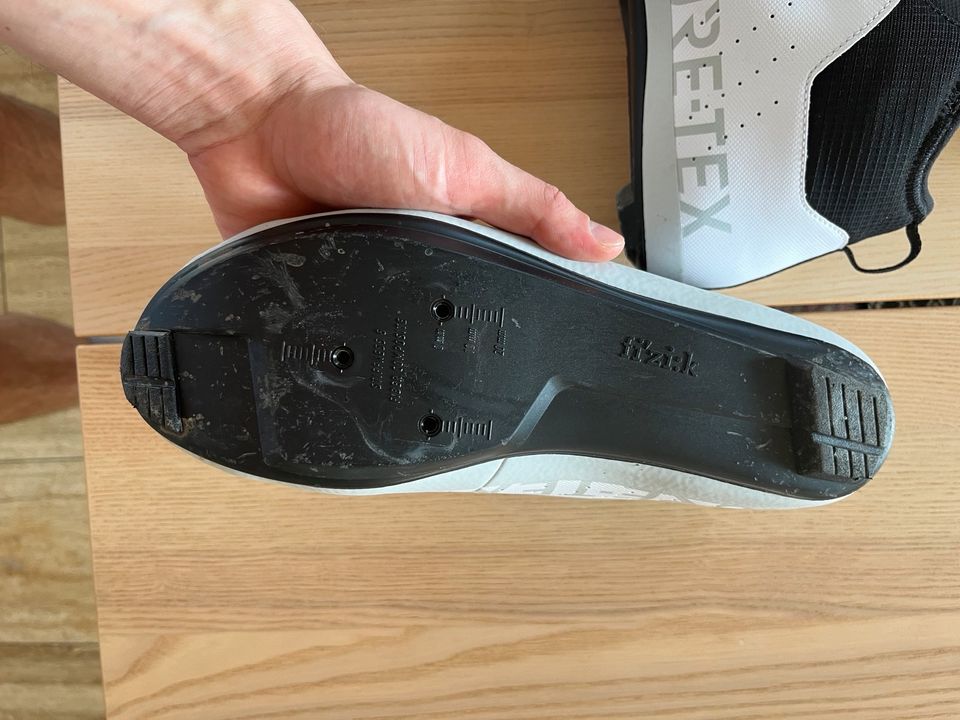 Fizik Tempo Artica R5 GORE-TEX 43 Weiß Grau Rennrad Winterschuh in Nierstein