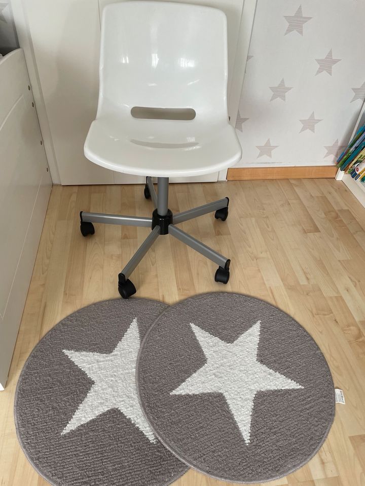 Ikea Büro Stuhl und zwei Runde Teppiche in Ubstadt-Weiher