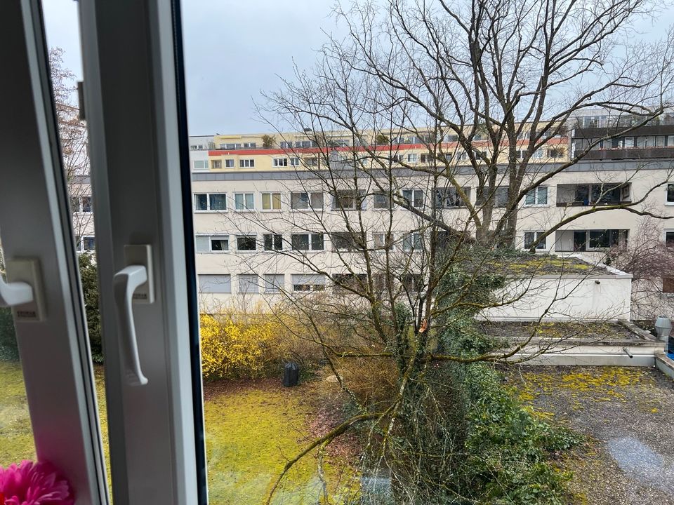 ILIEV IMMOBILIEN: Möbliertes und schönes WG-Zimmer mit Balkon in SCHWABING / NÄHE HOHENZOLLERNPLATZ in München