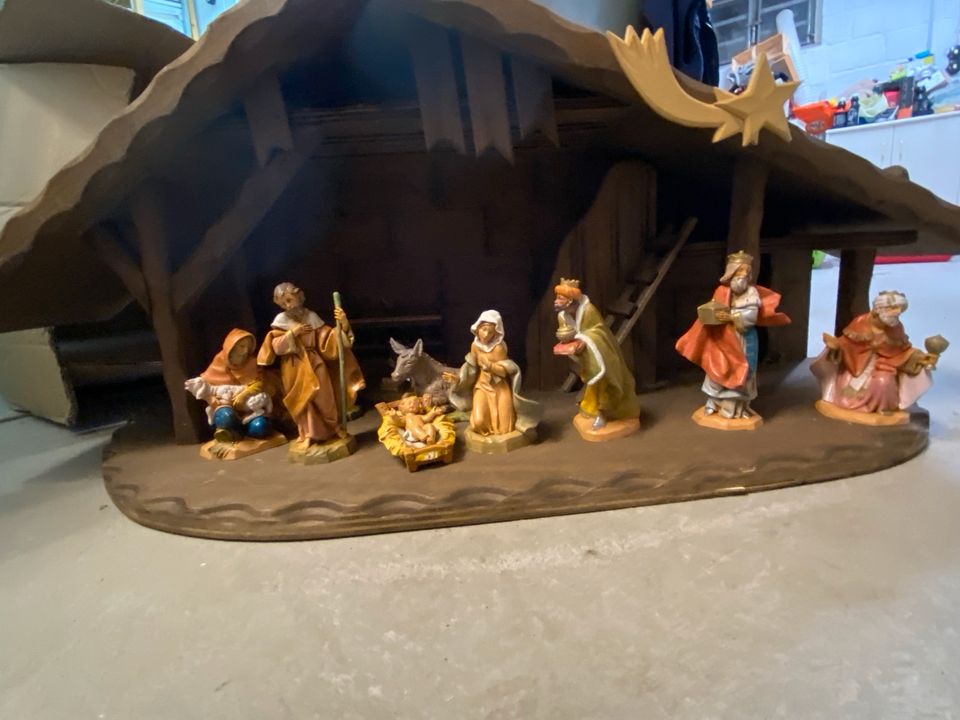 Weihnachtskrippe mit Figuren und Beleuchtung in Tönisvorst