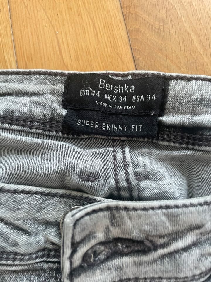 Herren Jeans Hose Shorts Zara Bershka, Gr. 42-44 in Berlin