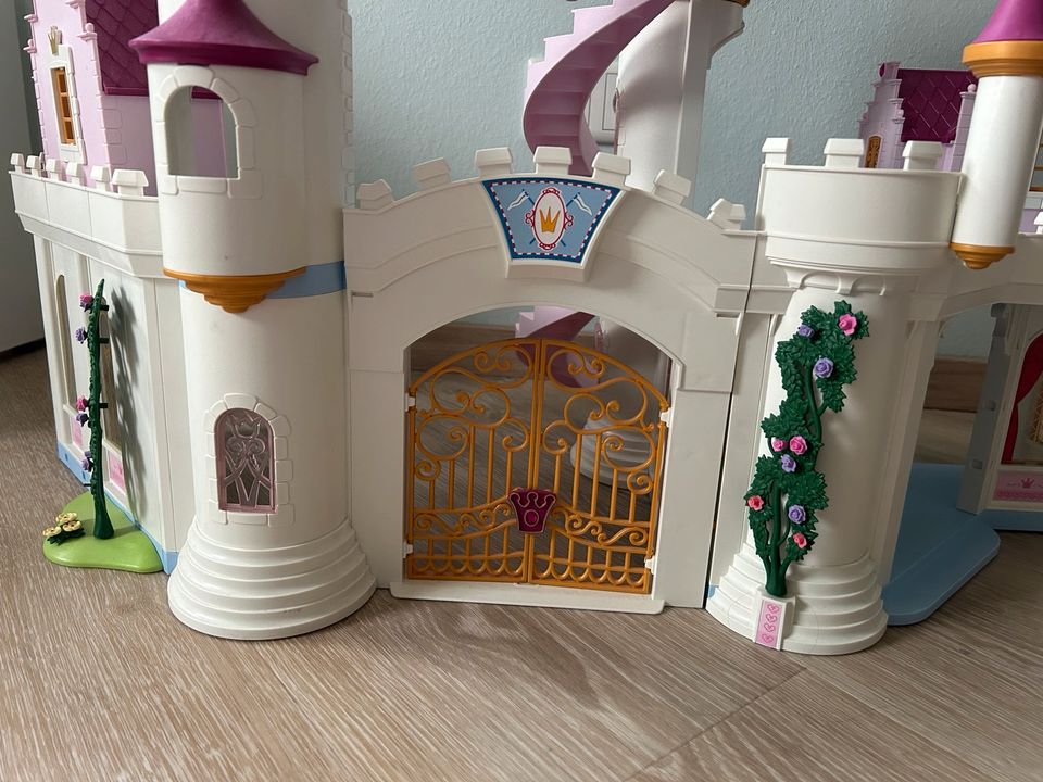 Playmobil Schloss 6848 Set Märchenschloss Spielzeug in Neuhof