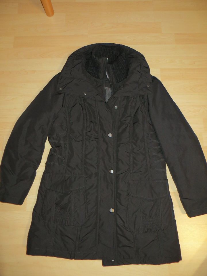 Schwarze Winterjacke Gr. 40 mit zweifachen Kragen in Düren