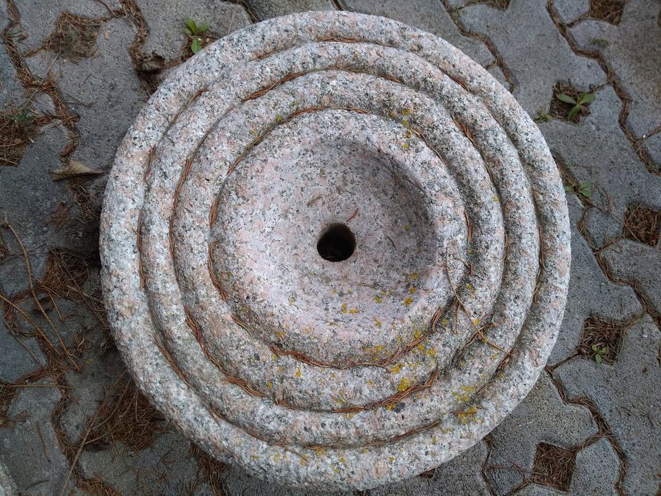 Quellstein aus Granit ,Naturstein , Brunnen, Durchmesser ca 40 cm in Breuna