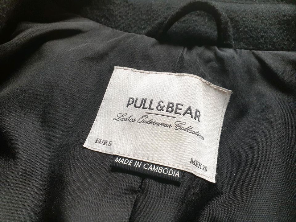 Schwarzer schöner Mantel von Pull & Bear, schlicht und elegant in Rösrath