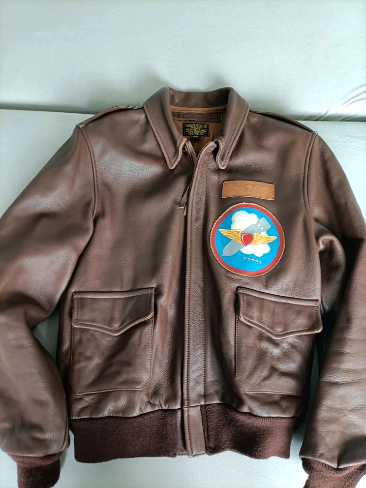 A-2 Fliegerjacke mit handbemaltem Lederpatch in Berlin