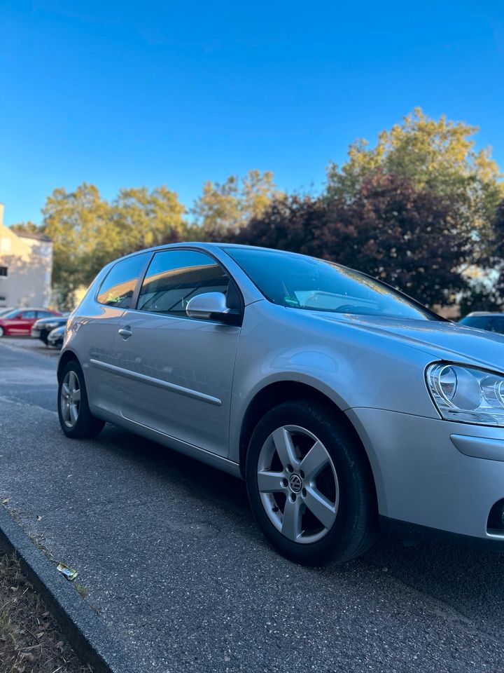 Golf 5  Benzin. 2008  Neu  Tüv…Erste Händ in Frankfurt am Main