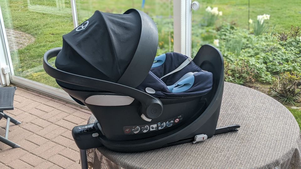 Baby-Schale CYBEX Anton M + Cybex Basis M in Klinkrade (Kr. Hzgt Laub)