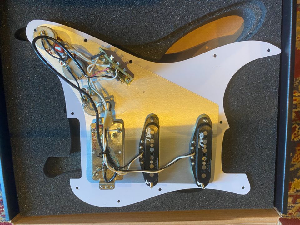 Loaded Pickguard Stratocaster HSS Atomicbucker + Vintage Noiseles in Ribnitz-Damgarten