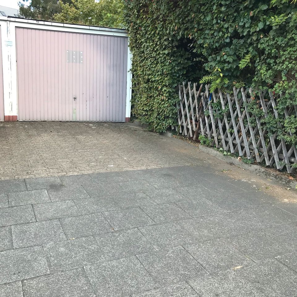 Stellplatz an der Straßenbahnhaltestelle Refrath zu vermieten in Bergisch Gladbach