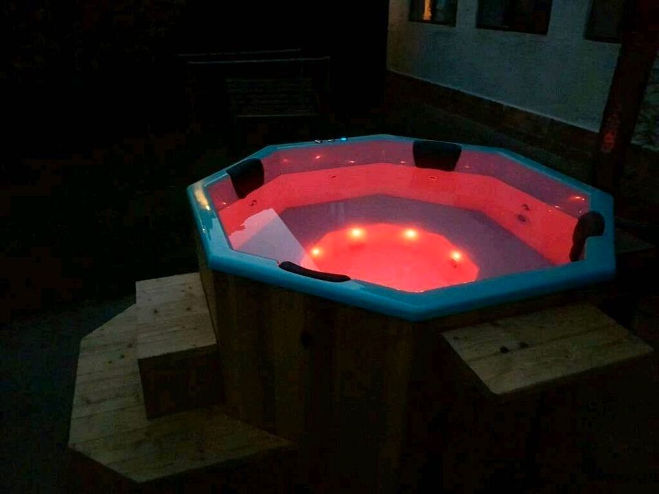 Achteckiger Badezuber Edelstahl Holzofen GFK Acryl Hot Tub Zuber Badefass Whirlpool Pool Sauna Fasssauna Garten Haus Erfurt Grill Kamin Brennholz Tiny House Terrasse Urlaub Ferienhaus Sauna Hochzeit in Erfurt