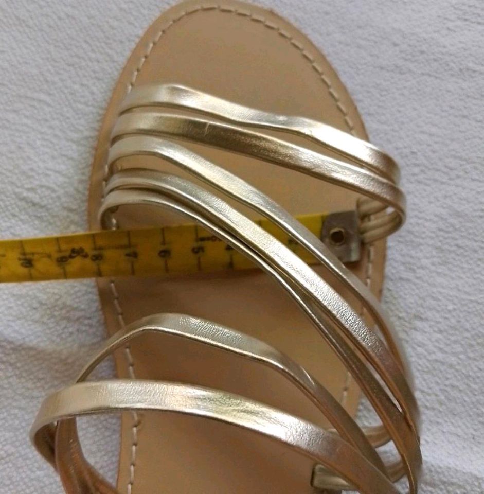 Sandalen Gr. 41, Lederimitat, gold, H&M in Mücke