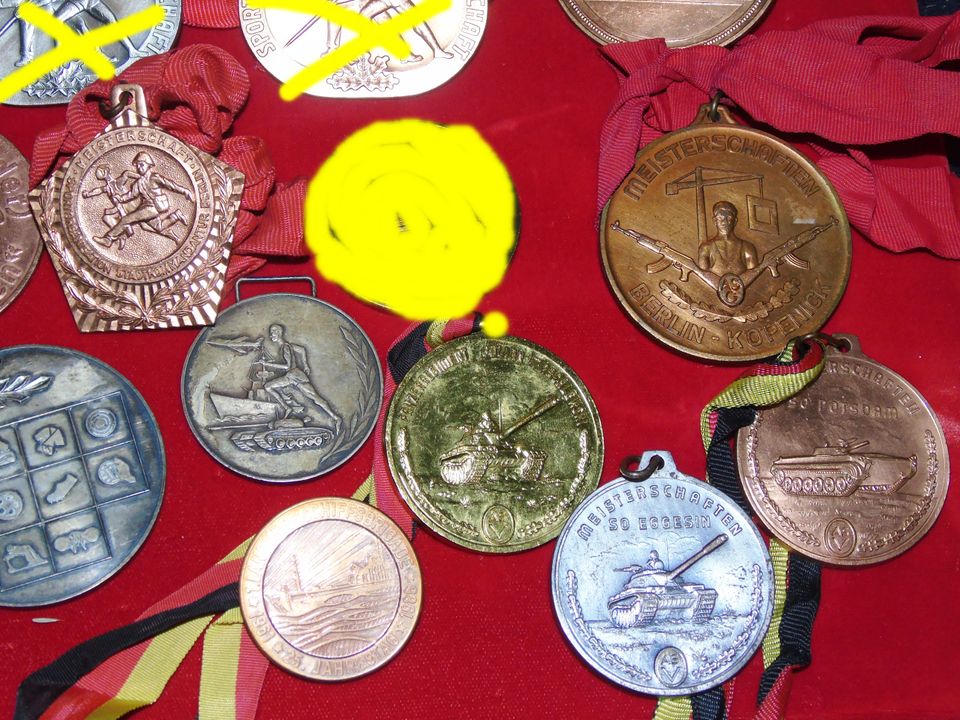 Nr. 10 NVA Medaillen Abzeichen Orden KVP DDR in Magdeburg