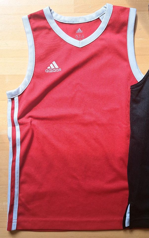 2 Original Adidas Besketball Shirts Farbe Schwarz - Rot Größe 140 in Erbach
