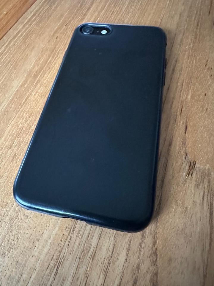 iPhone 7, schwarz, 128 GB, Panzerglasfolie, Silikonschutzhülle in Mittelstetten