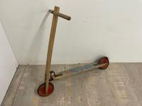 #B DDR Kinderroller Tretroller Holzroller 2 Räder alt Kinder Sachsen - Burgstädt Vorschau