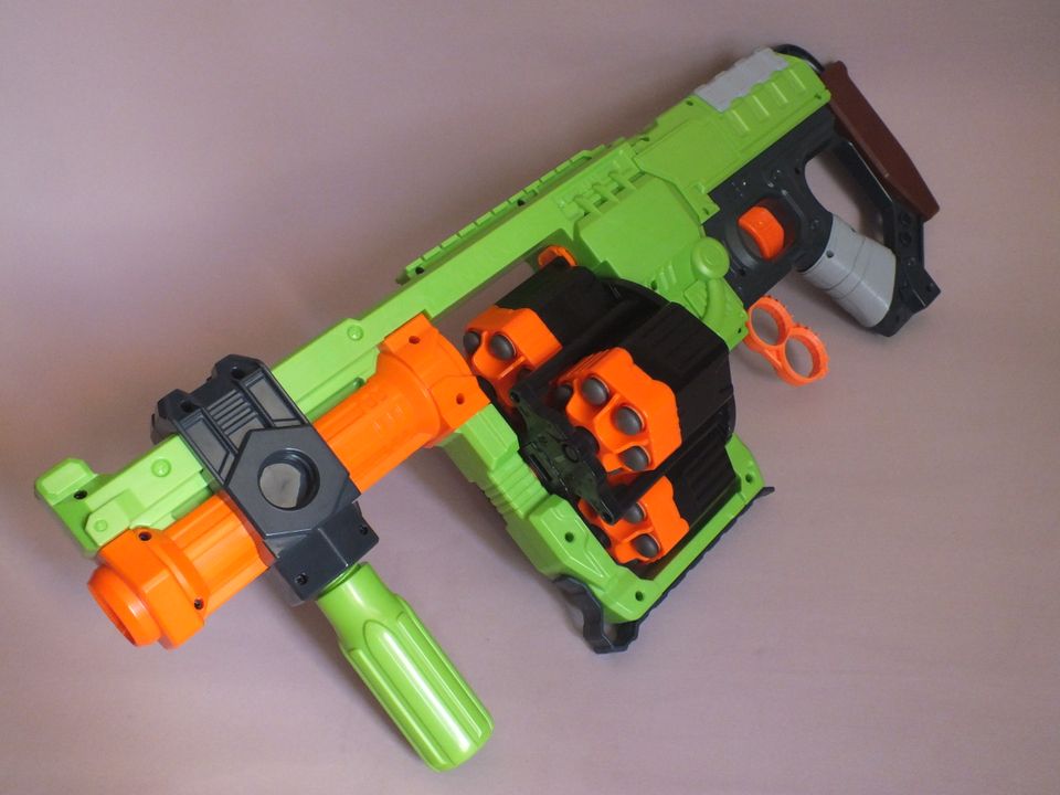 Nerf Zombie Strike Doominator in Freiberg