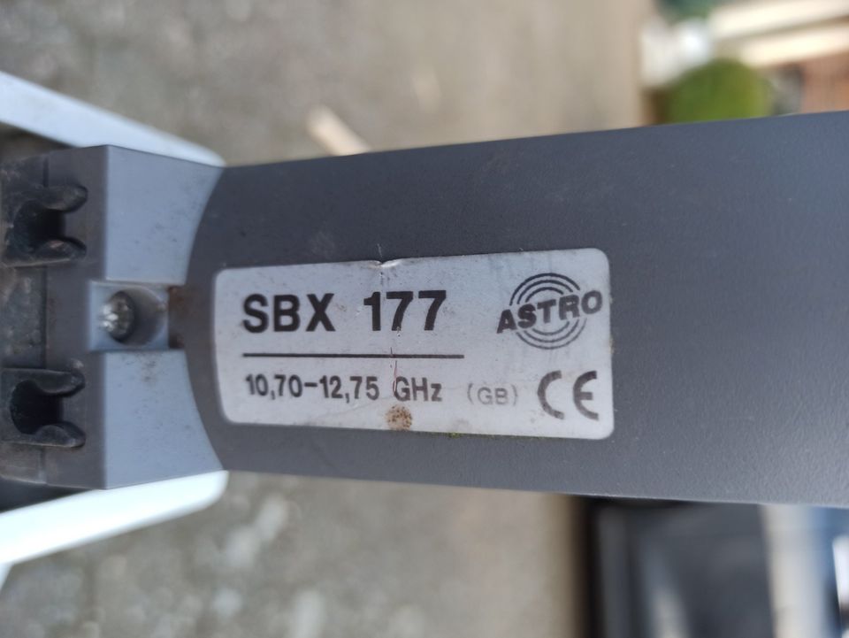 Satellitenschüssel mit LNB SBX 177 in Kürten
