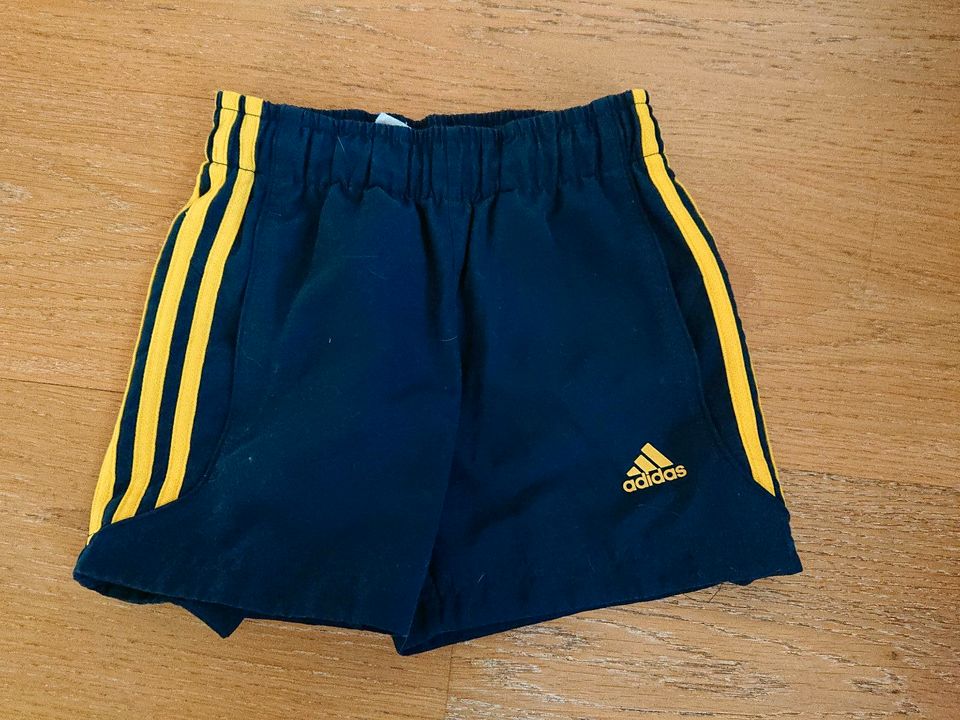 Kurze Adidas sporthose gr. 128 in Dresden