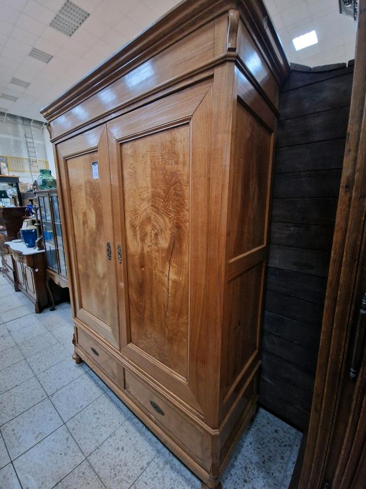 Antiker Gaderobenschrank Esche um 1835 in Bonn