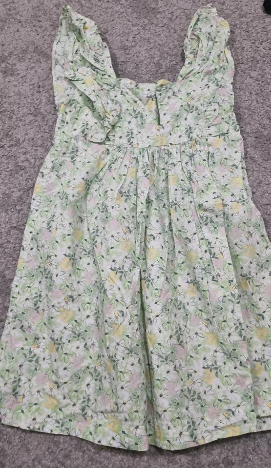 H&M Kleid Blumen floral grün Flügelärmel Gr 116 in Hannover