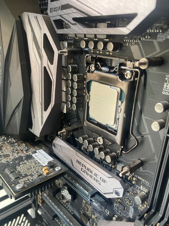 Intel i7-8700k CPU / Asus Maximus X Hero / Fractal Define Mini C in Berlin