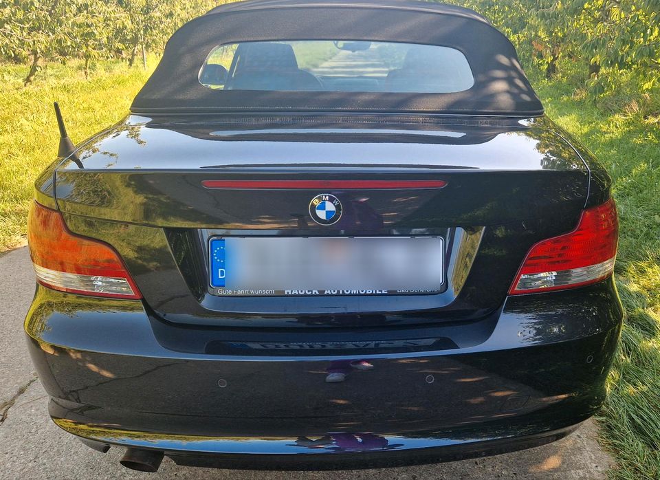 BMW 118i Cabrio Schwarz Metallic Vollleder Rot in Friedberg (Hessen)