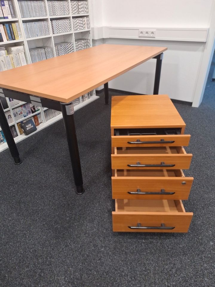 Reduziert !!! Büro Schreibtisch und passender Rollcontainer in Poing