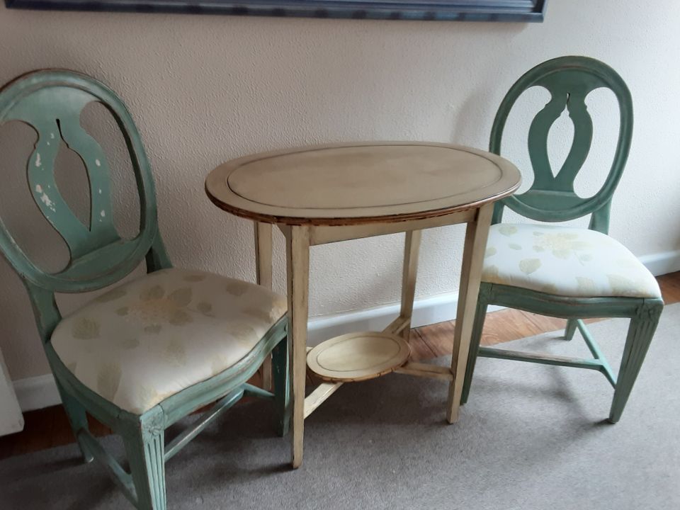 Ovaler Tisch mit zwei antiken Stühlen in Kiel