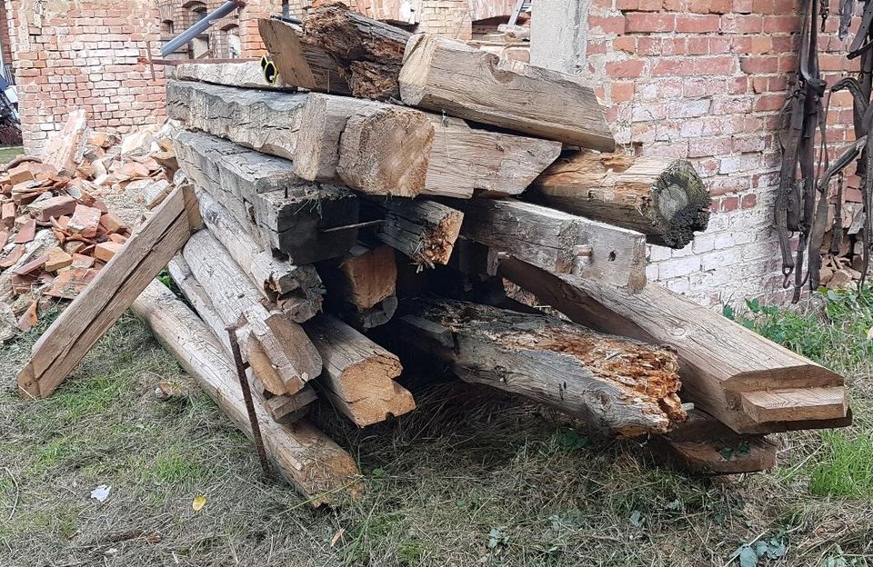 Holz Abrissholz Balken Bretter Brennholz in Klötze